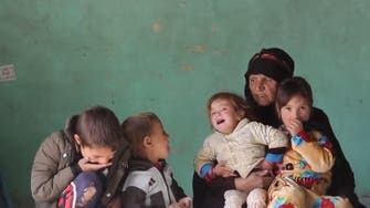 فيديو مأساوي.. عائلة أفغانية تعرض أطفالها للبيع