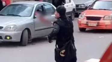 القاتل ممسكا بالسلاح بعد الجريمة