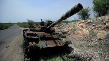 دبابة مدمرة عقب قتال بين القوات الإثيوبية والجبهة الشعبية لتحرير تيغراي على مشارف بلدة حميرة في إثيوبيا (أرشيفية من رويترز)