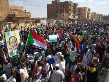 متظاهرون في الخرطوم يحملون صورة رئيس الحكومة المقالة عبد الله حمدوك(أرشيفية- فرانس برس)