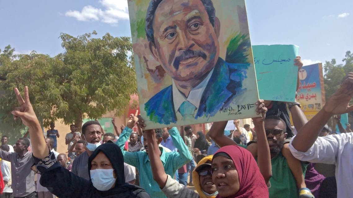 متظاهرون في الخرطوم يحملون صورة رئيس الحكومة المقالة عبد الله حمدوك(أرشيفية- فرانس برس)