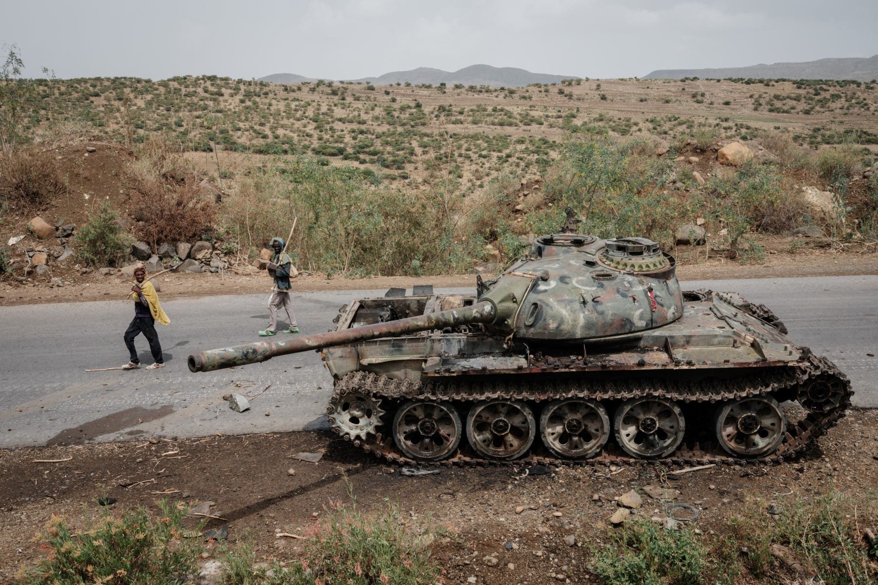 دبابة إثيوبية مدمرة (أ ف ب)
