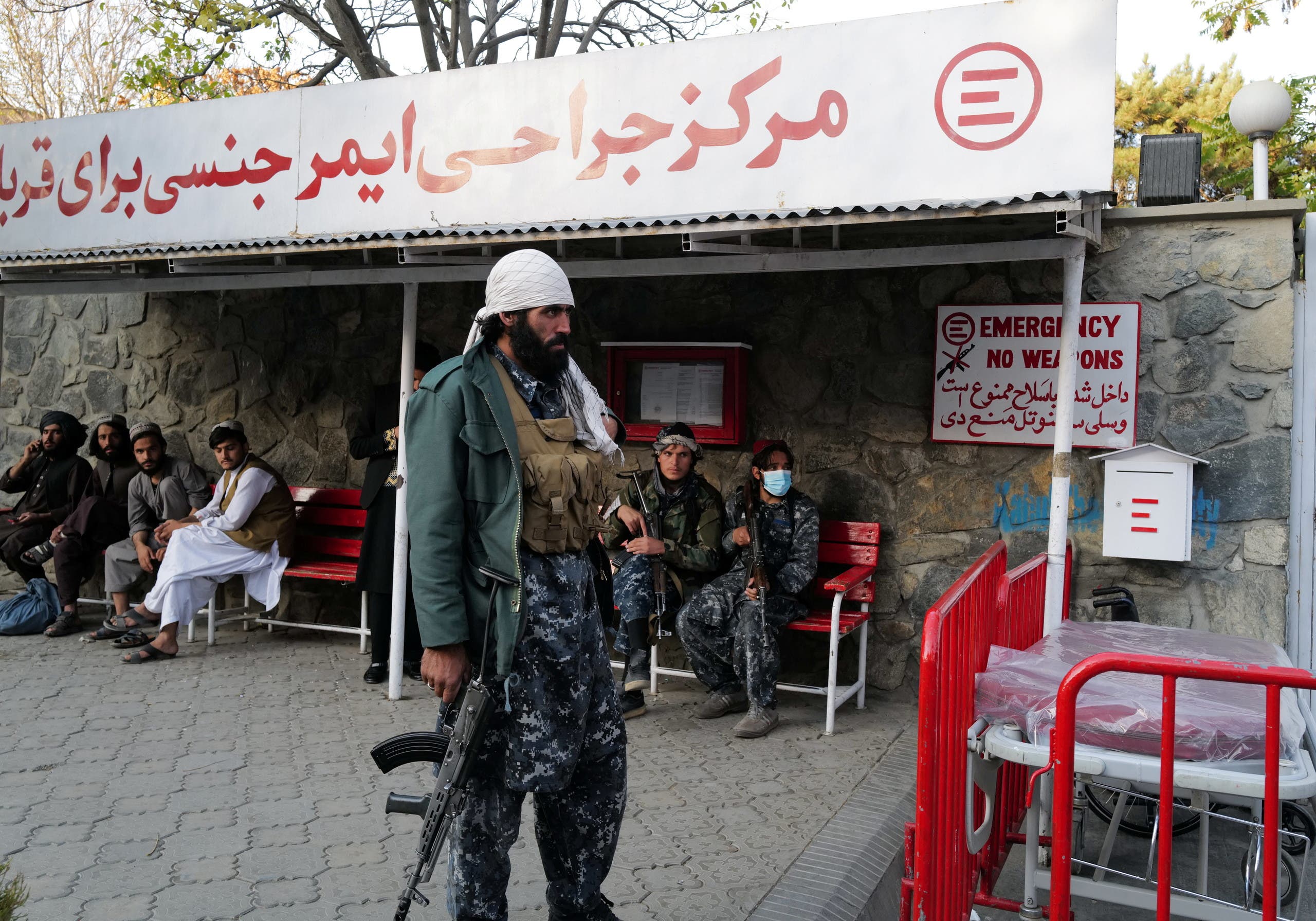 من أمام المستشفى العسكري في كابل (أرشيفية- رويترز)