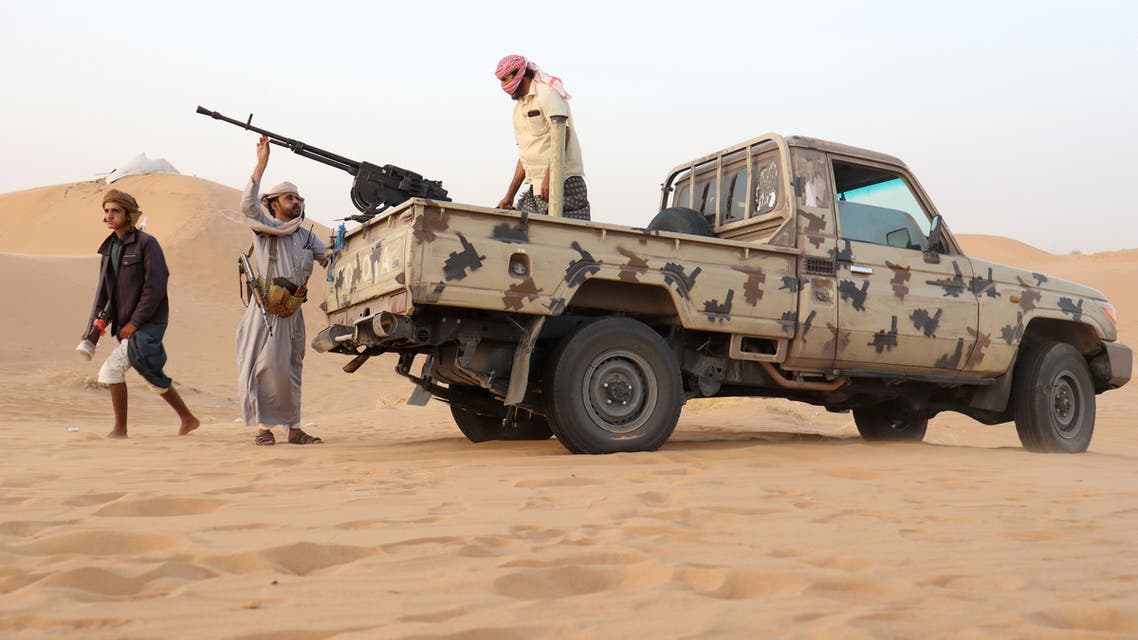 القوات اليمنية تحرس موقعا قرب حقول للنفط في مأرب (أرشيفية-رويترز)