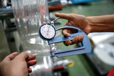 قياس سماكة كيس بلاستيكي من نوع البولي بروبلين لفحص الجودة والتحكم بها قبل استخدامها في صناعة الأكياس البلاستيكية
