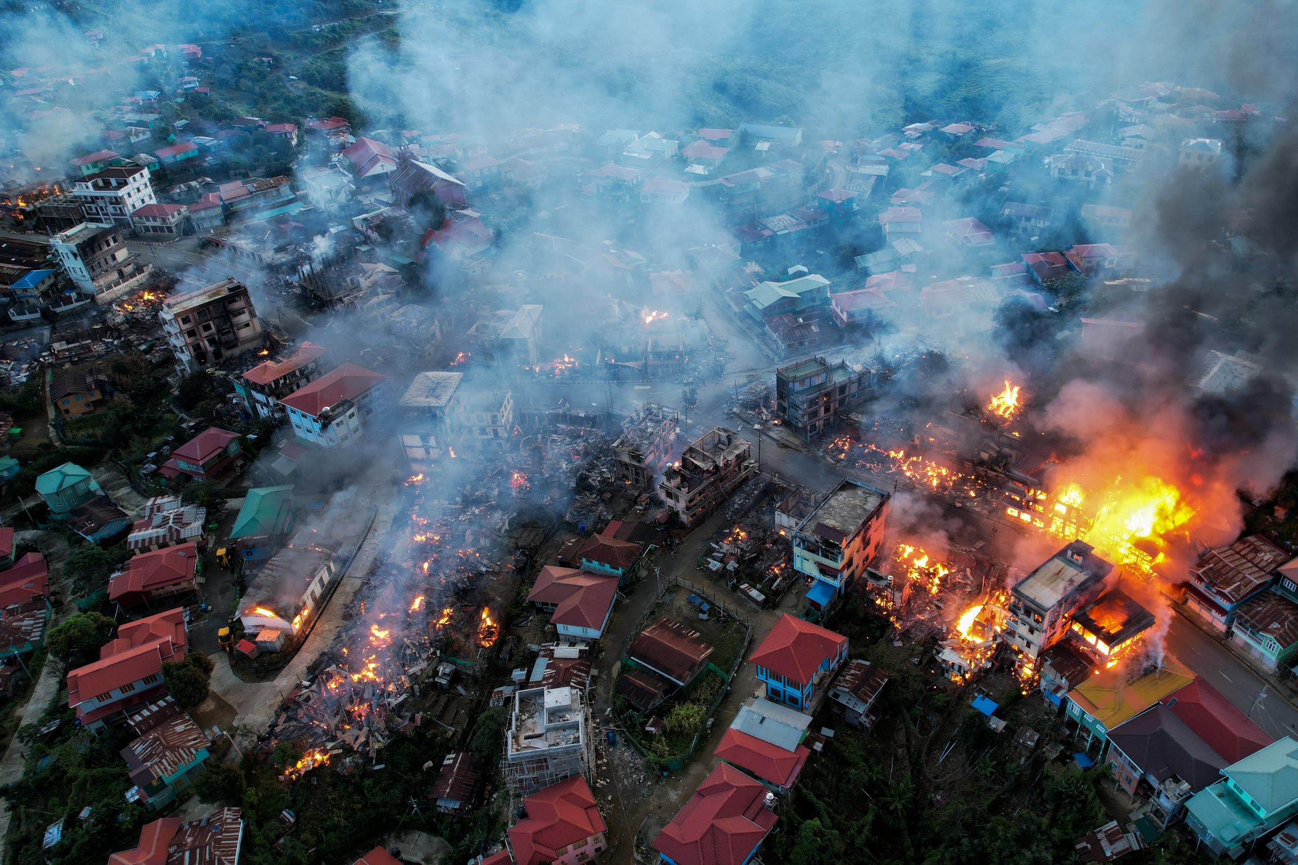 منازل تحترق في إقليم تشين إثر الغارات في أكتوبر الماضي