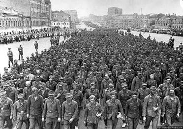 أسرى ألمان أثناء مسيرة مهينة بموسكو