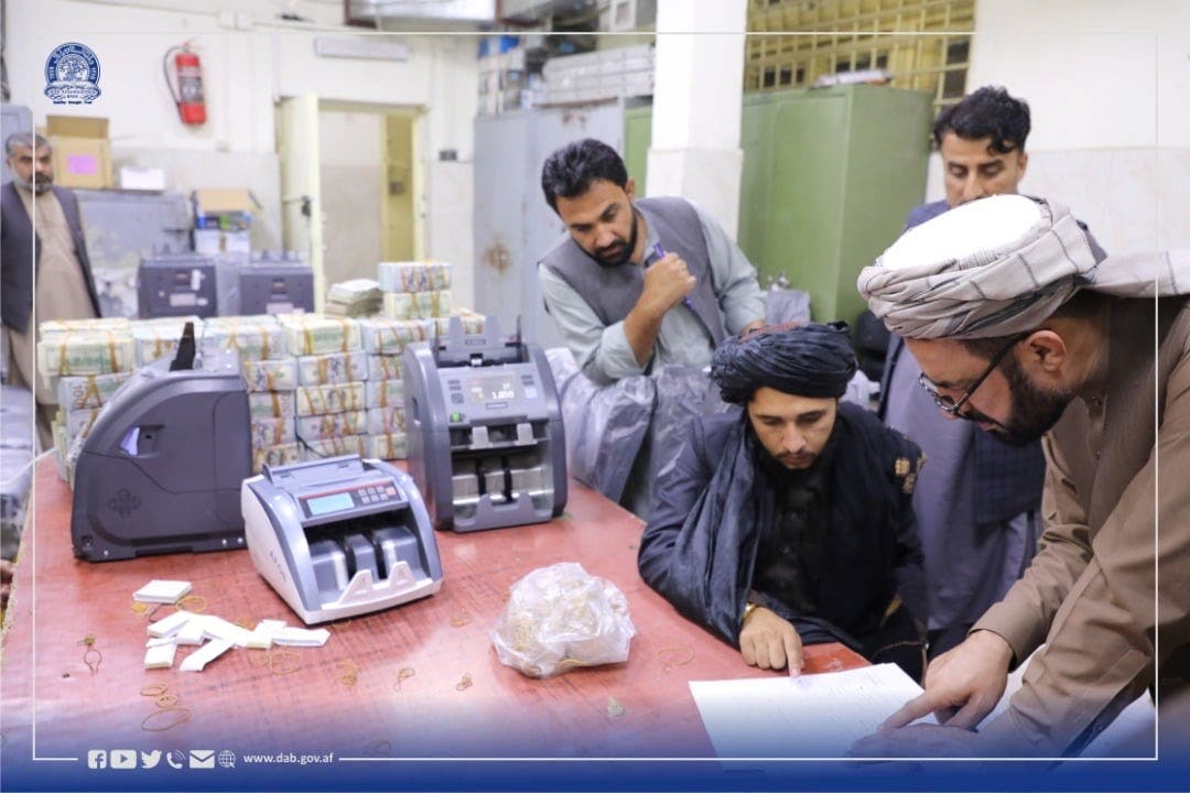 عناصر من طالبان في أحد المصارف (رويترز)