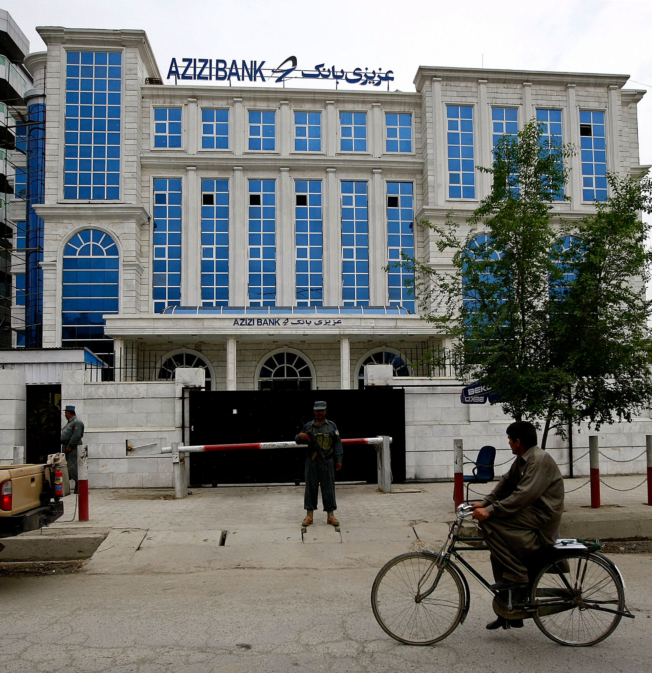 أحد بنوك أفغانستان (رويترز)