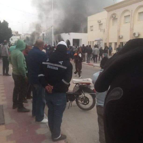 تجدّد الصدام بين محتجين تونسيين وقوات الشرطة في صفاقس.. إضراب عام الأربعاء