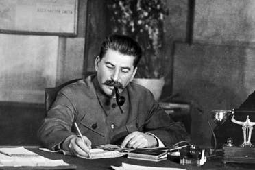 صورة للقائد السوفيتي جوزيف ستالين خلف مكتبه