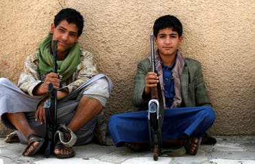 أطفال الحوثي يحملون السلاح "أرشيفية"