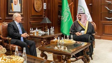 الأمير خالد بن سلمان بن عبدالعزيز نائب وزير الدفاع في الرياض مع مبعوث الولايات المتحدة الأميركية إلى اليمن تيم ليندركينغ
