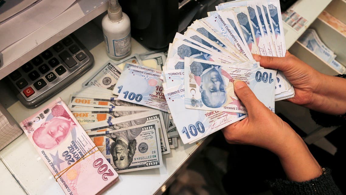 A money changer holds Turkish lira banknotes at a currency exchange office in Ankara, Turkey October 12, 2021. REUTERS/Cagla Gurdogan