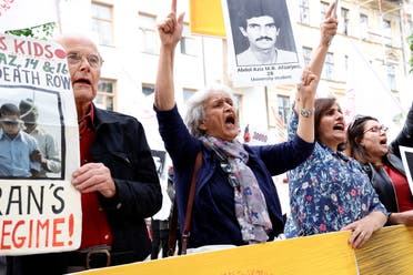 متظاهرون أمام المحكمة السويدية حيث يحاكم نوري، في أغسطس الماضي يرفعون صور الضحايا وشعارات تطالب بالمحاسبة