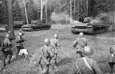 جانب من القوات السوفيتية أثناء تقدمها بالأراضي الألمانية