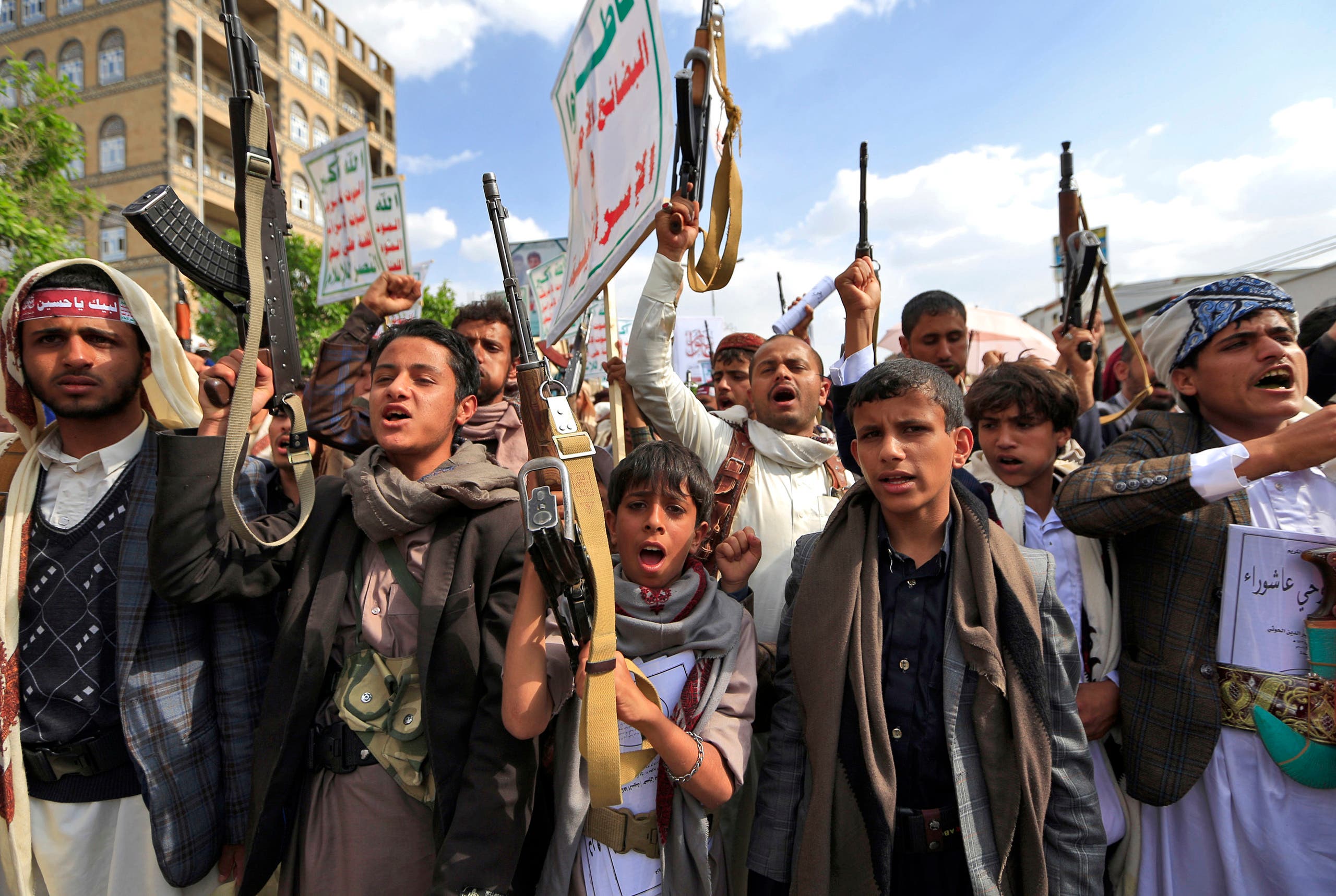 Al-Eryani: The Houthis use children to carry weapons and ammunition