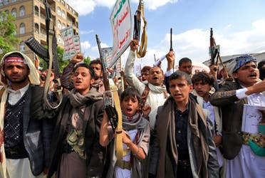 أطفال يحملون السلاح خلال تجمع للحوثيين في صنعاء (أرشيفية)