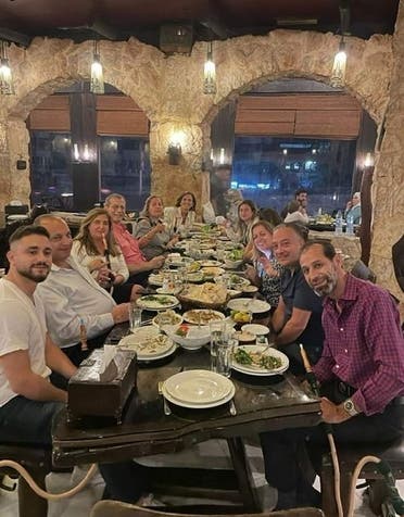 في الصورة 11 من الزائرين، أما الثاني عشر، فهو من التقطها بعدسة هاتفه المحمول
