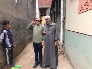محمد إبراهيم حجازي مع أحد أفراد عائلته