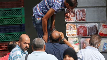 سوق شعبية في مصر (رويترز)