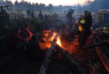 مهاجرون في مخيم على الحدود البيلاروسية البولندية يوم 10 نوفمبر (فرانس برس)