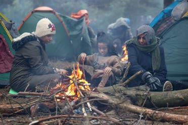 مهاجرون في مخيم على الحدود البيلاروسية البولندية يوم 10 نوفمبر (فرانس برس) 
