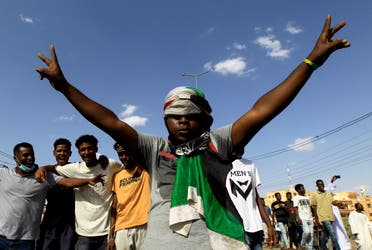 متظاهرون يف الخرطوم ضد الاجراءات الاستثنائية (أرشيفية- رويترز)