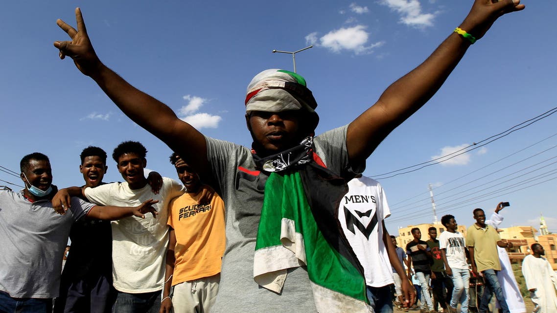 متظاهرون يف الخرطوم ضد الاجراءات الاستثنائية (أرشيفية- رويترز)