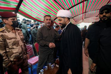 امين عام عصائب أهل الحق قيس الخزعلي وعبد العزيز المحمداوي قائد أركان الحشد الشعبي العراقي (رويترز)