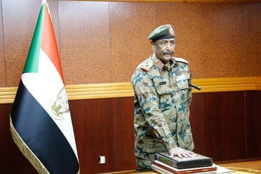 البرهان مؤدياً القسم رئيساً لمجلس السيادة (وكالة الأنباء السودانية)