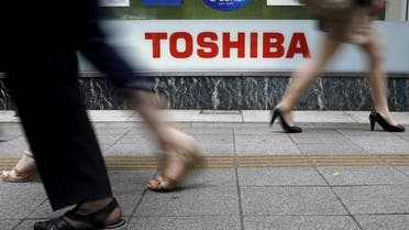 Pedestrians walk past a logo of Toshiba Corp outside an electronics retailer in Tokyo September 14, 2015. (File Photo: Reuters)