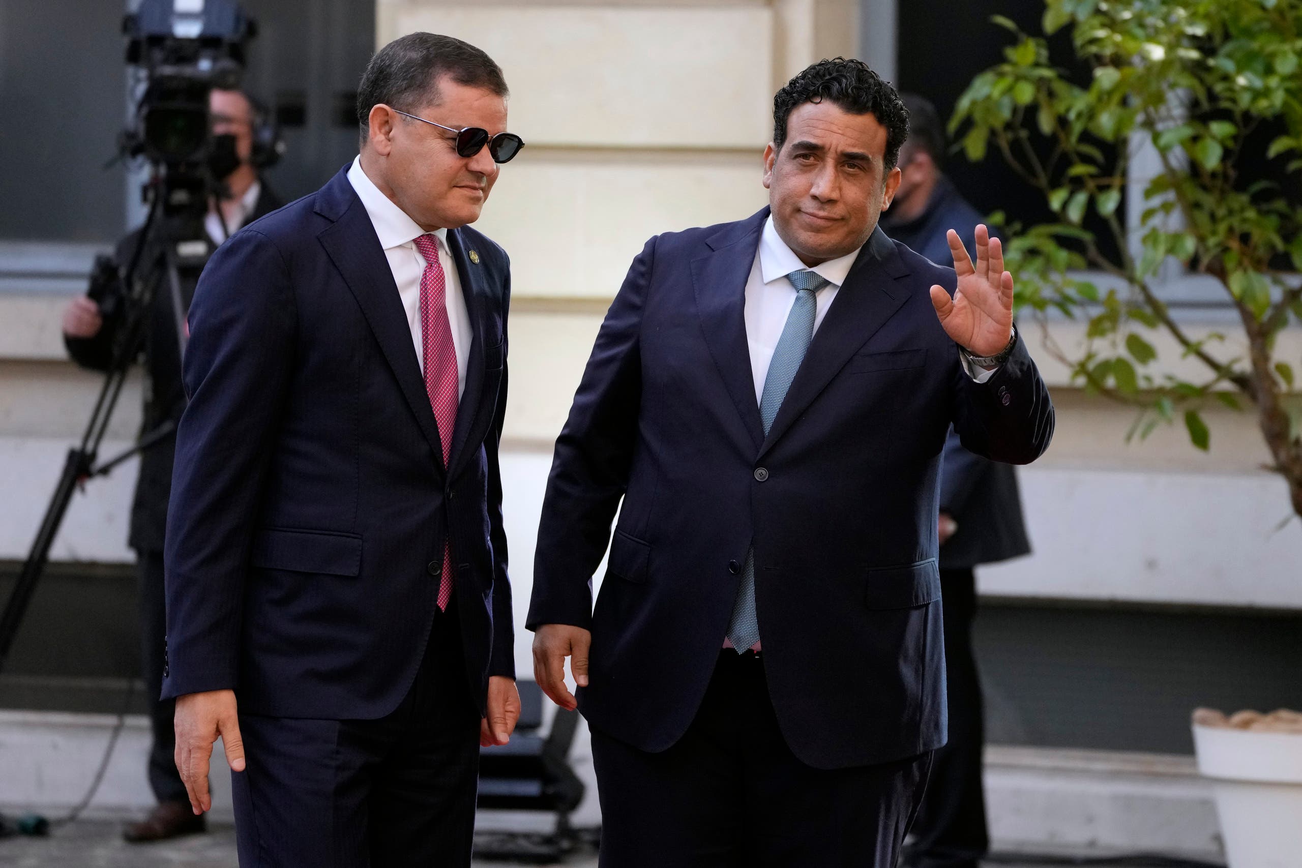رئيس الحكومة الليبية عبد الحميد الدبيبة ومحمد المنفي في مؤتمر باريس حول ليبيا(أسوشييتد برس