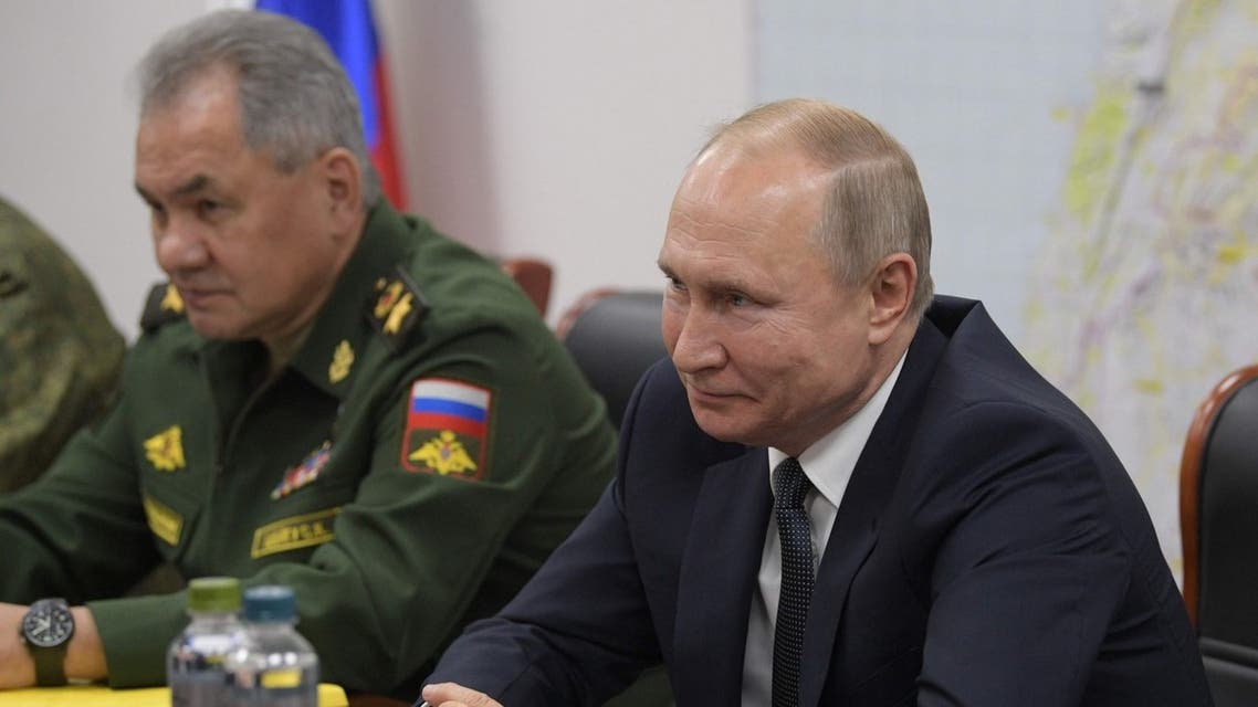 بوتين مع قائد الجيش (أ ف ب)
