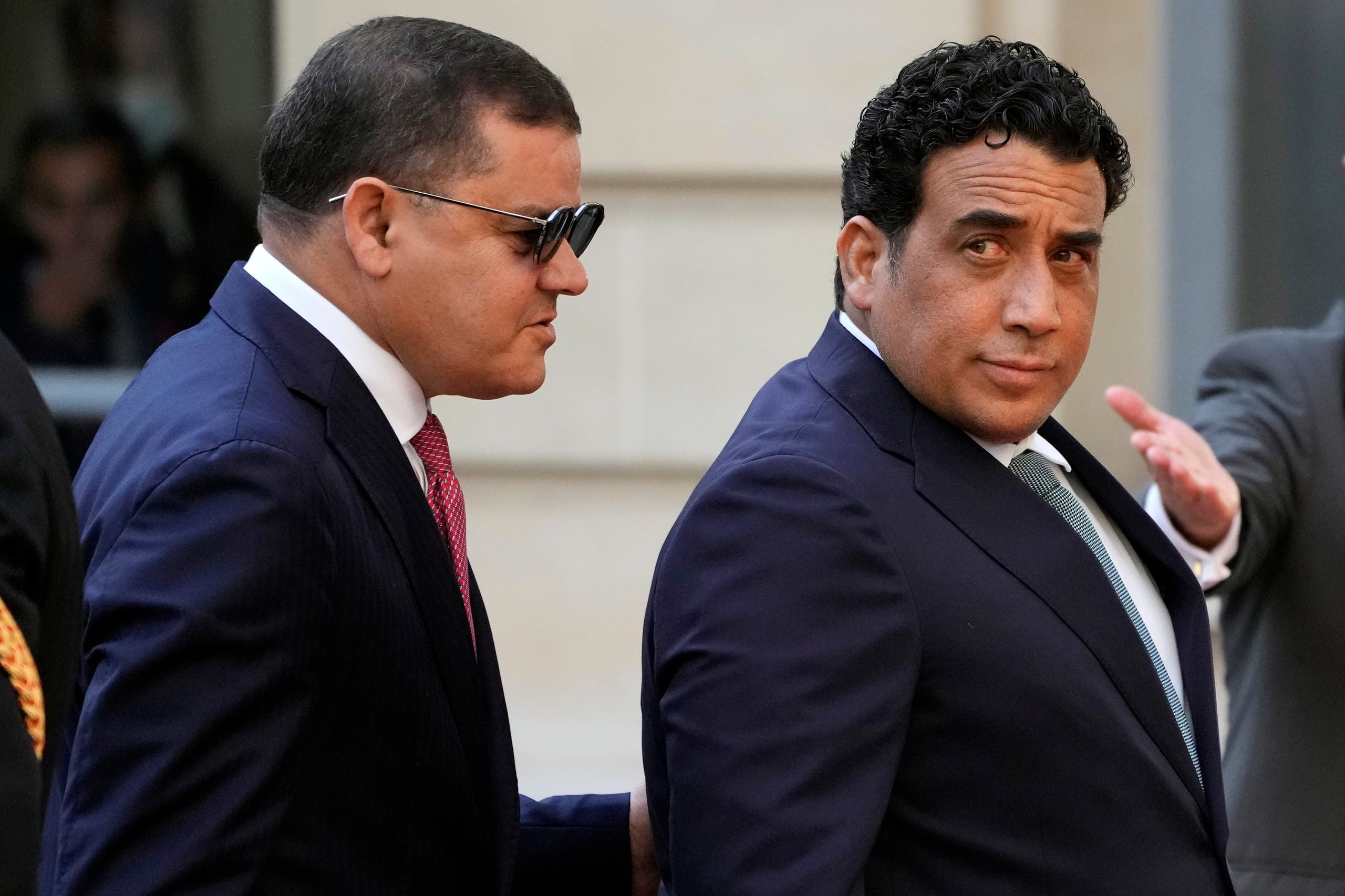 رئيس الحكومة الليبية عبد الحميد الدبيبة ومحمد المنفي في مؤتمر باريس حول ليبيا (أسوشييتد برس)