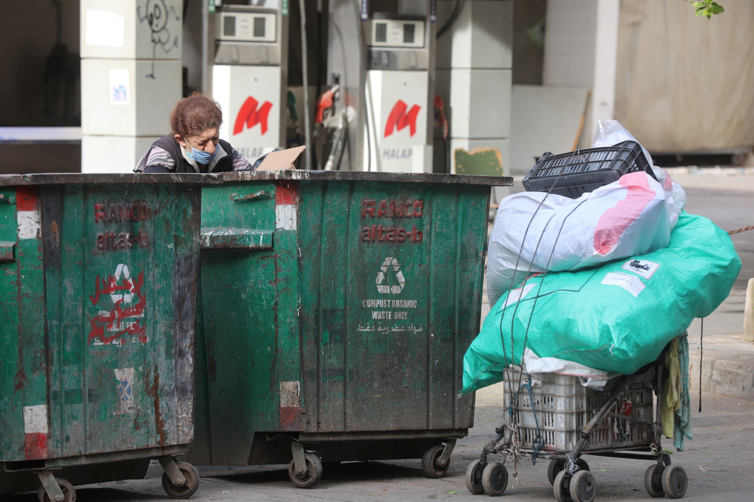 الفقر في لبنان يدفع سيدة للبحث في القمامة