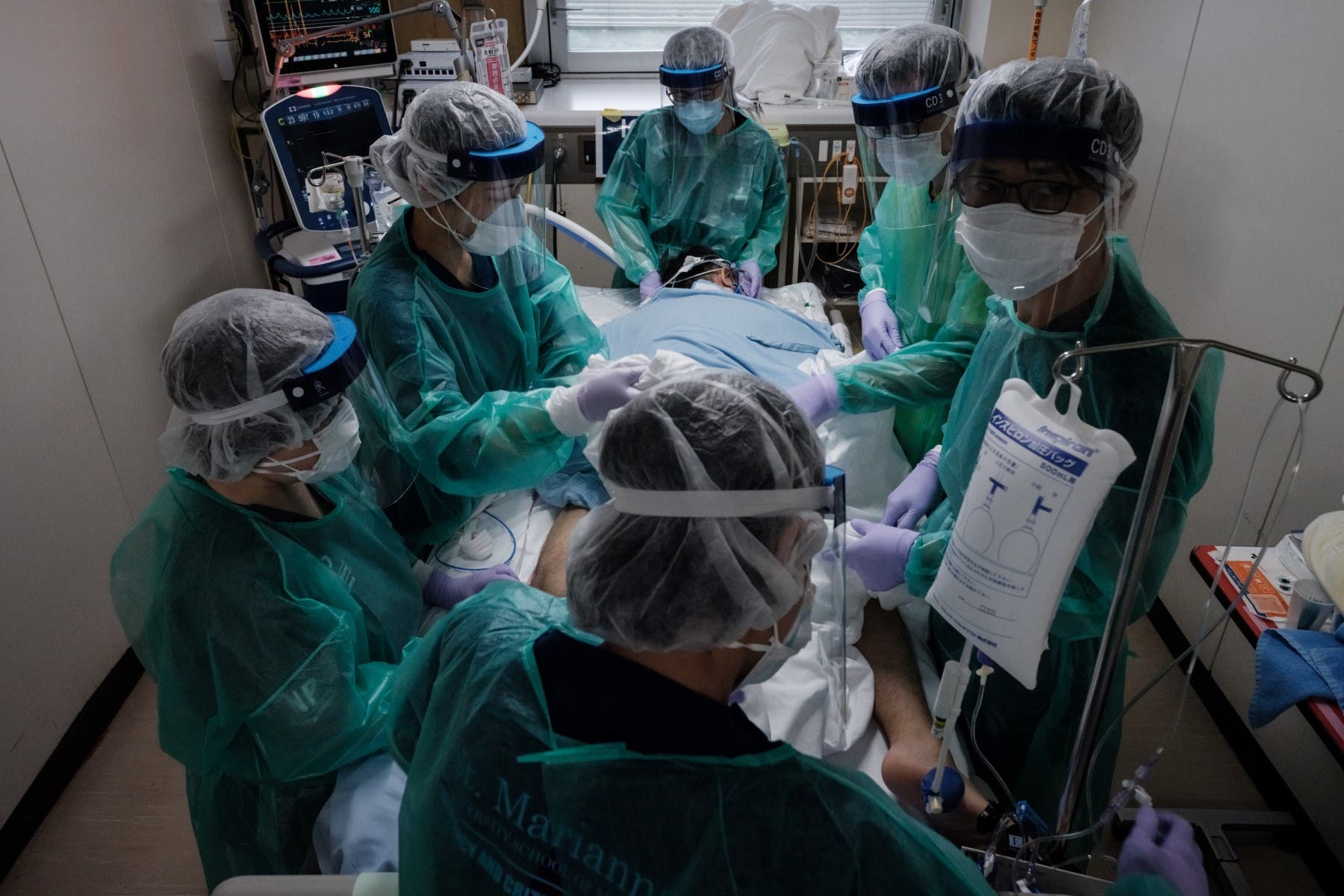 فريق طبي يعتني بأحد المصابين بكورونا في اليابان (أرشيفية)