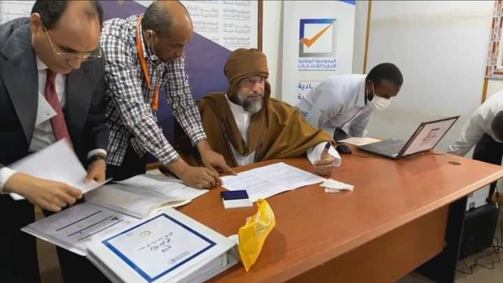 سيف الإسلام القذافي يتقدم بأوراق ترشحه للانتخابات في مقر المفوضية في سبها أمس