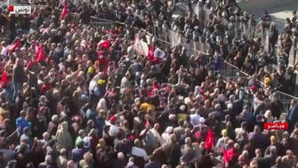 تونس.. متظاهرون ضد قرارات الرئيس يحاولون اختراق حواجز الأمن