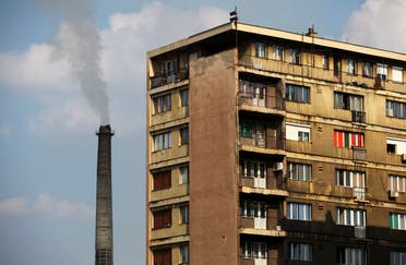 عمارة سكنية قرب معمل يتسبب بتلوث في الهواء في صربيا