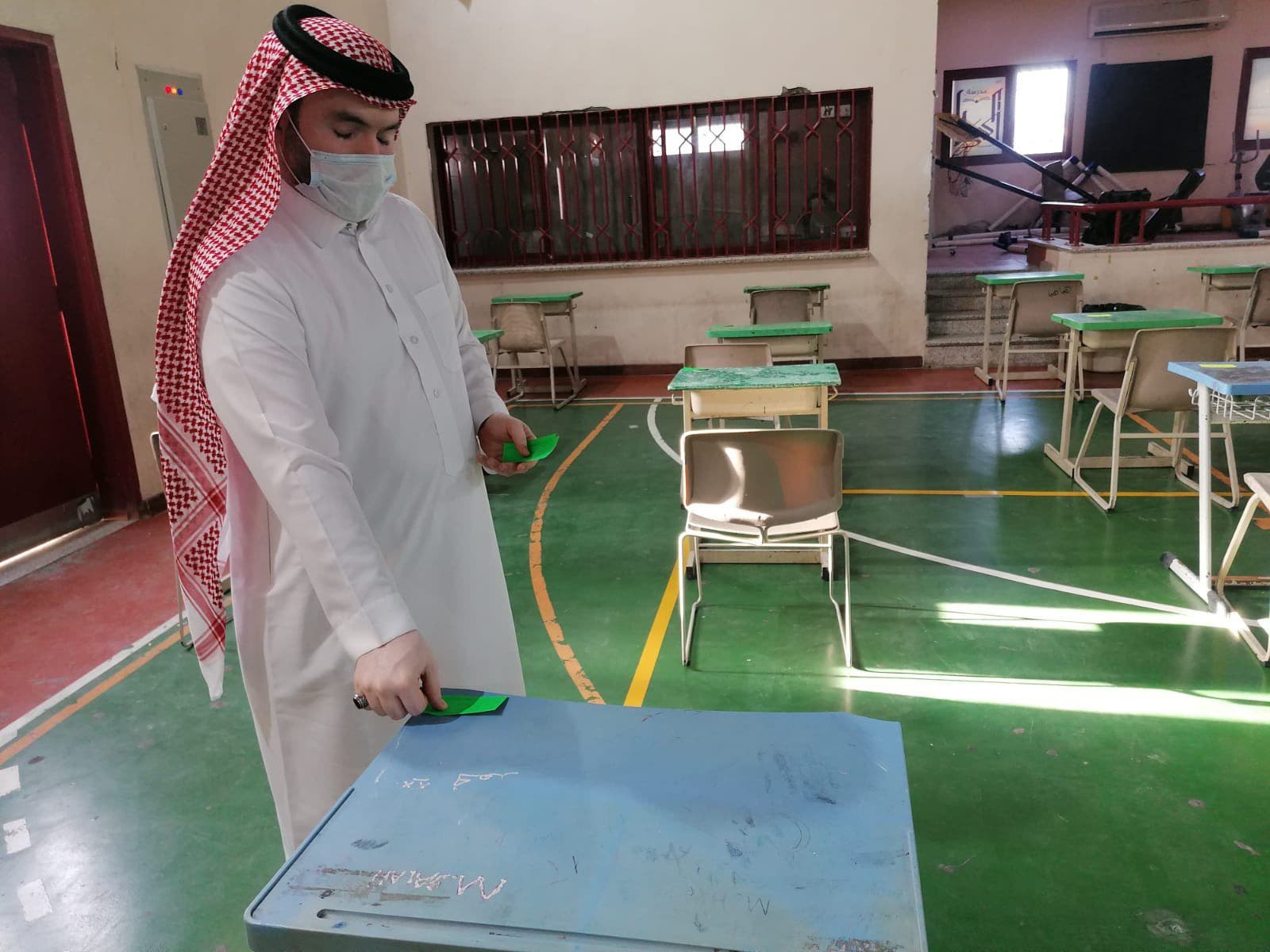 معلم يجهز قاعة الاختبار