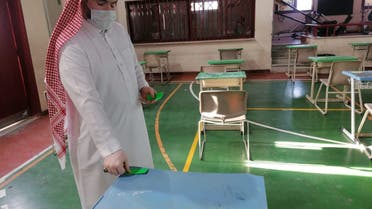 معلم يجهز قاعة الاختبار