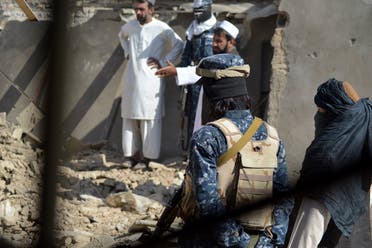 عناصر من طالبان أمام ركام منزل في قندهار يشتبه بأن عناصر من داعش كانوا يختبئون فيه