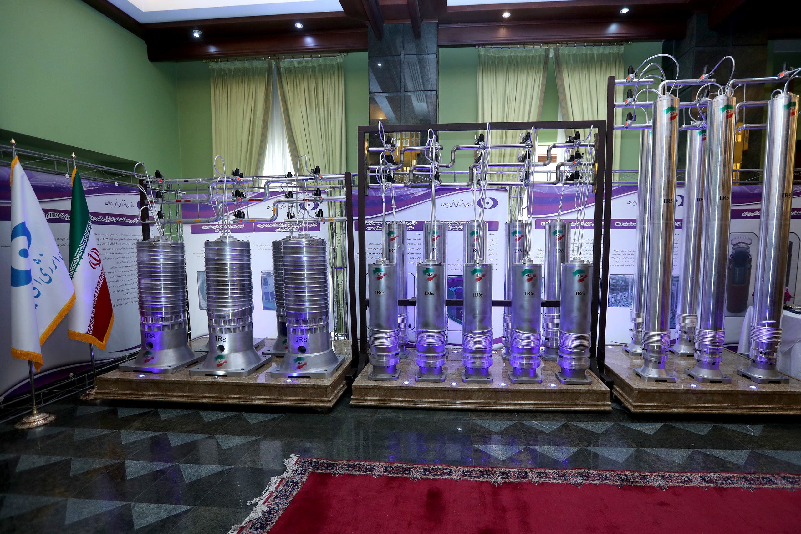 أجهزة الطرد المركزي الإيرانية من الجيل الجديد معروضة في طهران في أبريل / نيسان (رويترز)