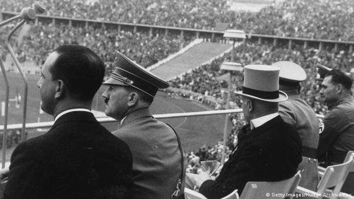 هتلر اثناء حضوره احدى مسابقات الألعاب الأولمبية برلين 1936