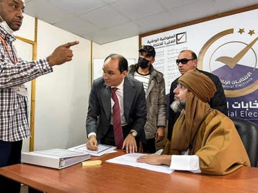 سيف الاسلام القذافي خلال تقديم أوراق ترشحة للانتخابات الرئاسية (فلارانس برس)