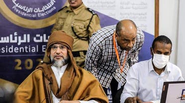 سيف الاسلام القذافي خلال تقديم أوراق ترشحة للانتخابات الرئاسية (فلارانس برس)