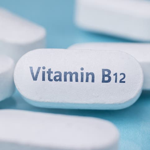 B12 فيتامين مهم للقلب والدماغ.. لكن زيادته خطر على الكبد والكلى