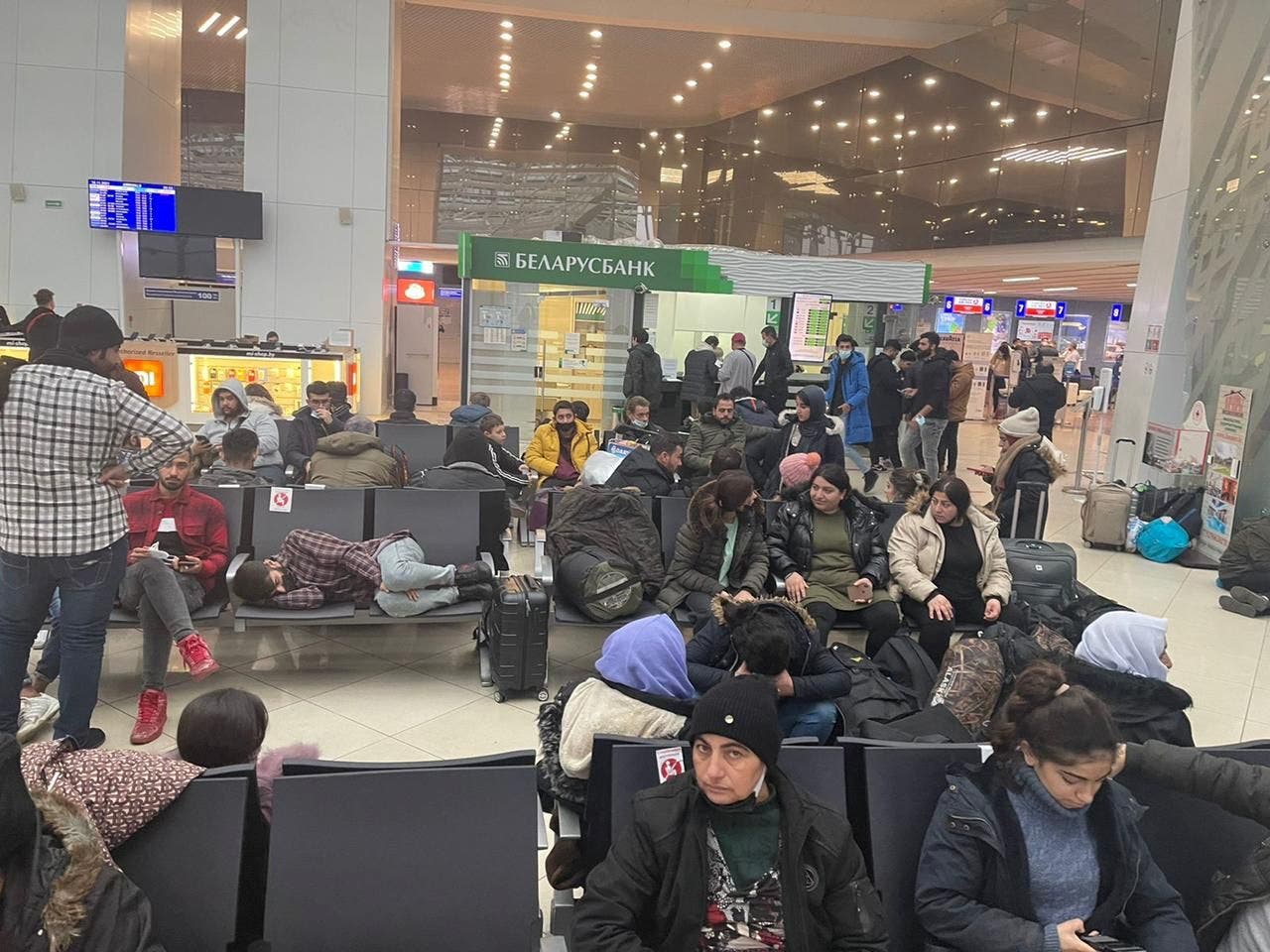 عراقيون ينتظرون في مطار مينسك قبل عودتهم إلى بلادهم بعد فشل محاولتهم العبور لبولندا