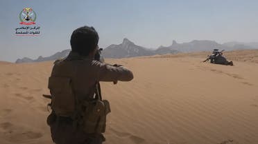 مارب ووثق المركز الإعلامي للجيش اليمني لحظات اقتحام الجيش الوطني مواقع الميليشيات في الجبهة الجنوبية بمأرب مأرب